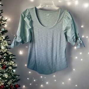 Gap 100% Cotton Lt. Sage Green Scoop Neck Tee with bows/ties on the sleeves. XS